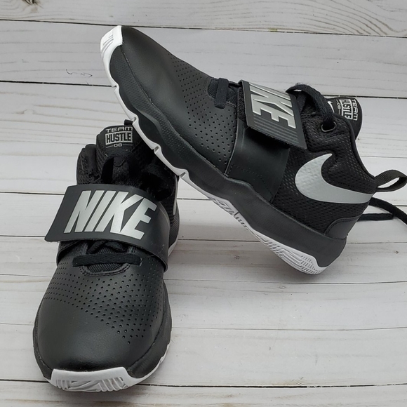 nike team hustle d8 womens